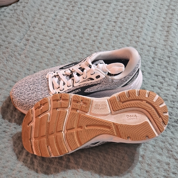 Brooks Women's Adrenaline GTS 23 - Picture 3 of 6